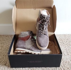 NWT! FRYE HIKING  GRAY BOOTS - 8